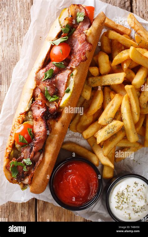 Hot dog in der nähe - Shake Shack is a beloved fast-food chain that has been taking the world by storm since its inception in 2004. Their signature burgers, hot dogs, and milkshakes have become a staple...